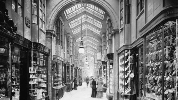 Первой торговой галереей в Британии была Burlington Arcade, которая открылась в 1819 году.