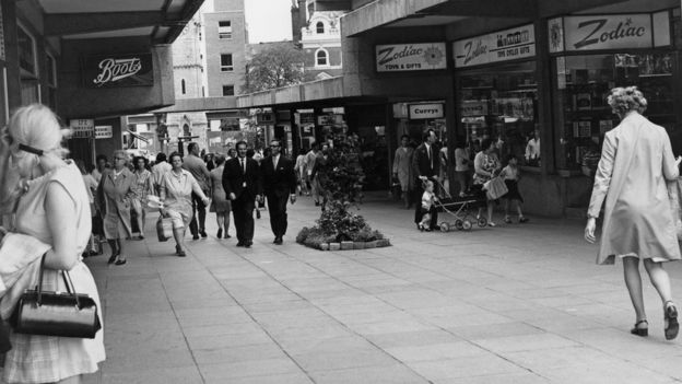 Магазины, в том числе Boots, Currys и Zodiac, в торговом центре Friars Square в Эйлсбери в 1970 году.