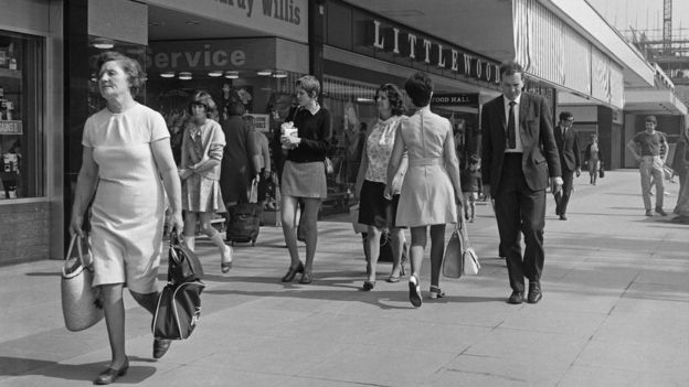 Торговый центр в Ромфорде, Эссекс (в 1970 году) был домом для таких магазинов, как Freeman Hardy Willis и Littlewoods. 