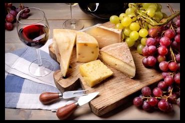 Эксперт «Роскачества» рассказала, какие продукты не сочетаются с вином